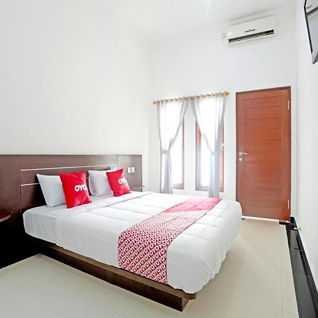 Oyo 90859 Cahaya Guest House Pesanggaran Exterior photo