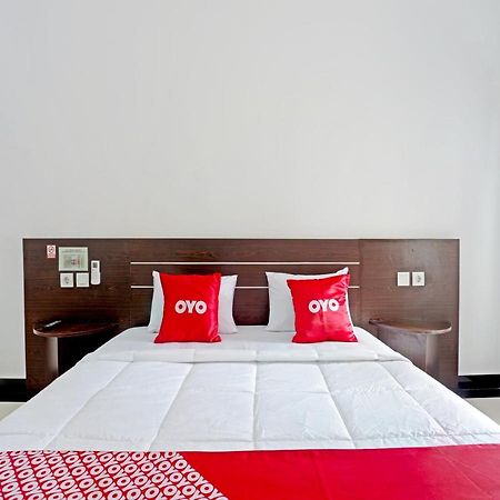 Oyo 90859 Cahaya Guest House Pesanggaran Exterior photo