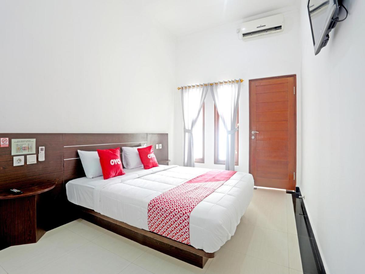 Oyo 90859 Cahaya Guest House Pesanggaran Exterior photo