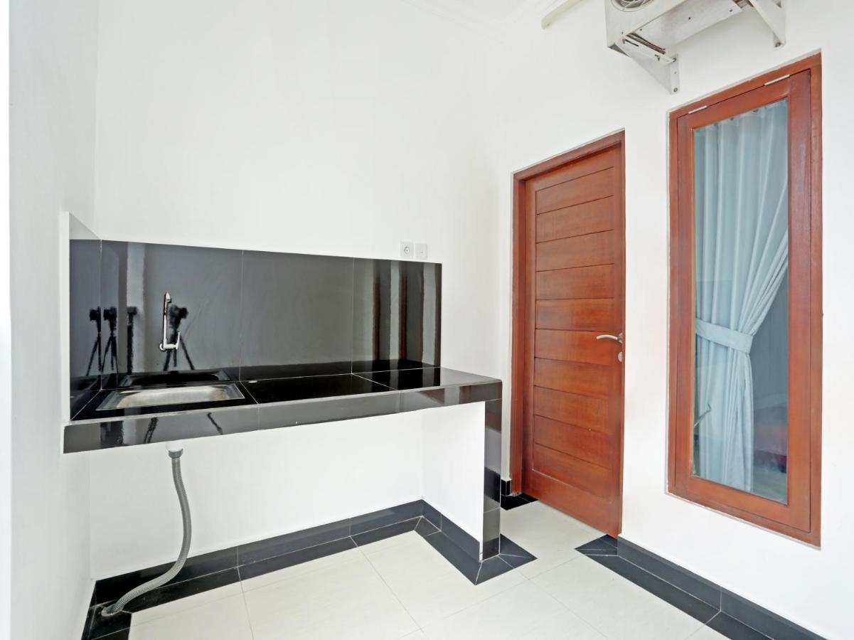 Oyo 90859 Cahaya Guest House Pesanggaran Exterior photo