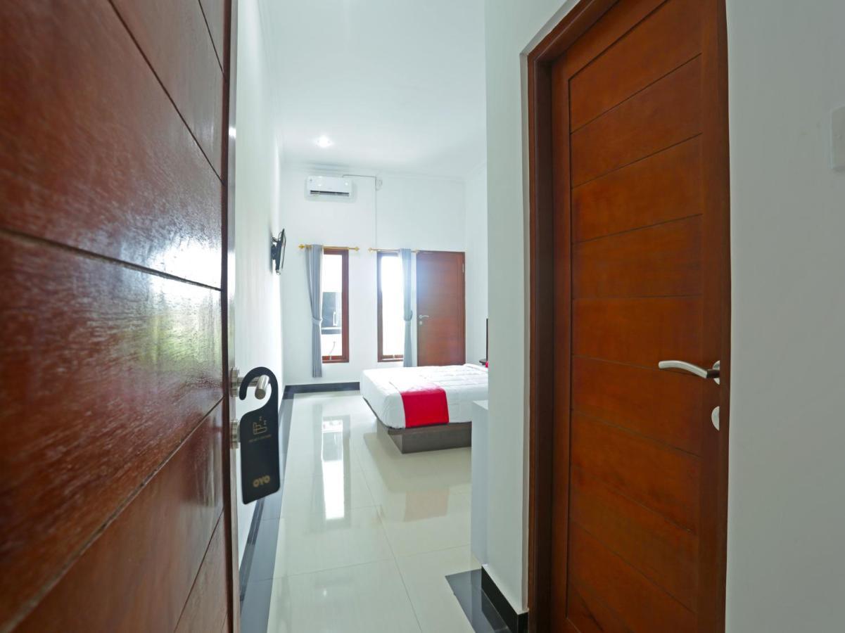 Oyo 90859 Cahaya Guest House Pesanggaran Exterior photo