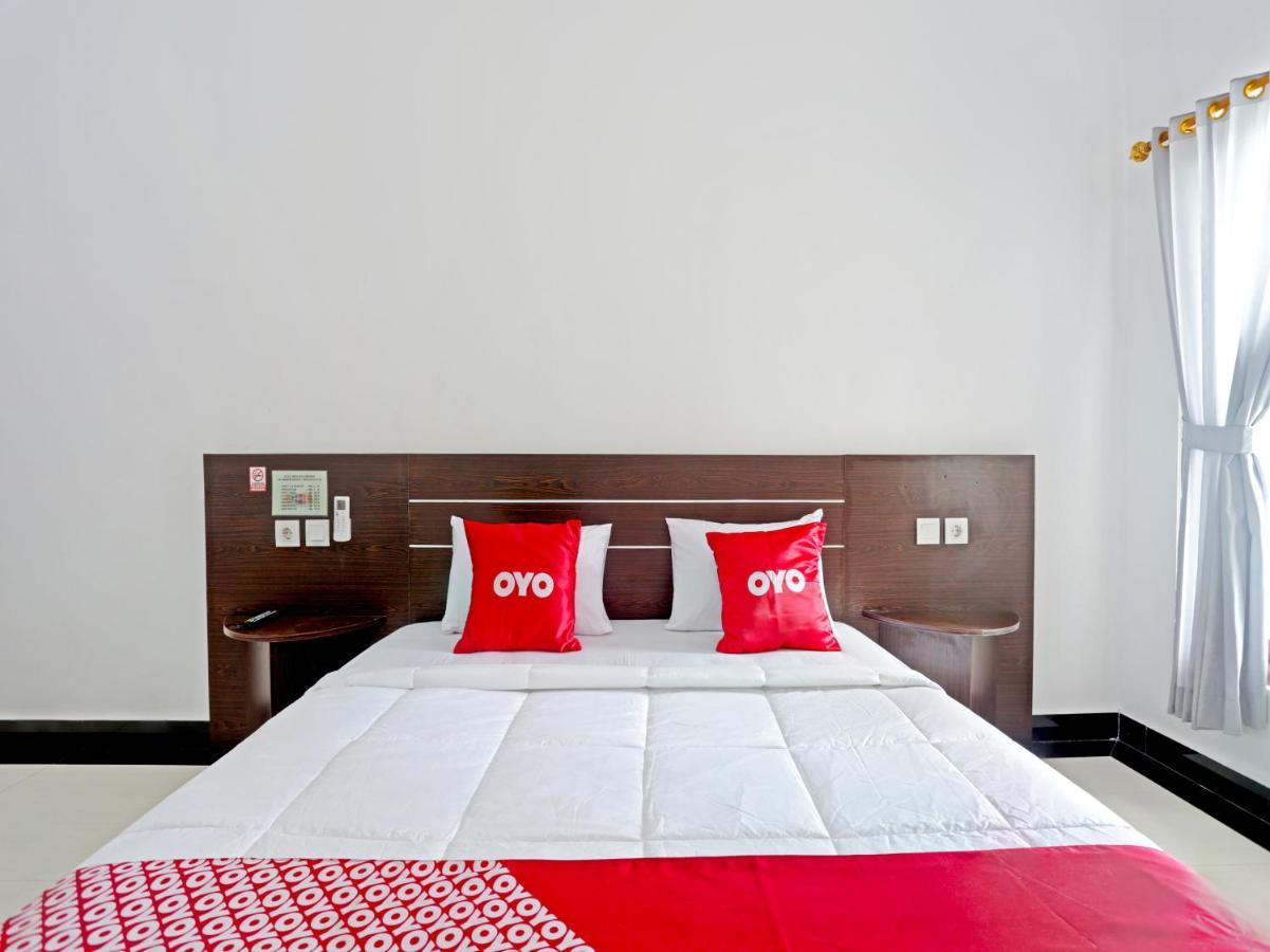 Oyo 90859 Cahaya Guest House Pesanggaran Exterior photo