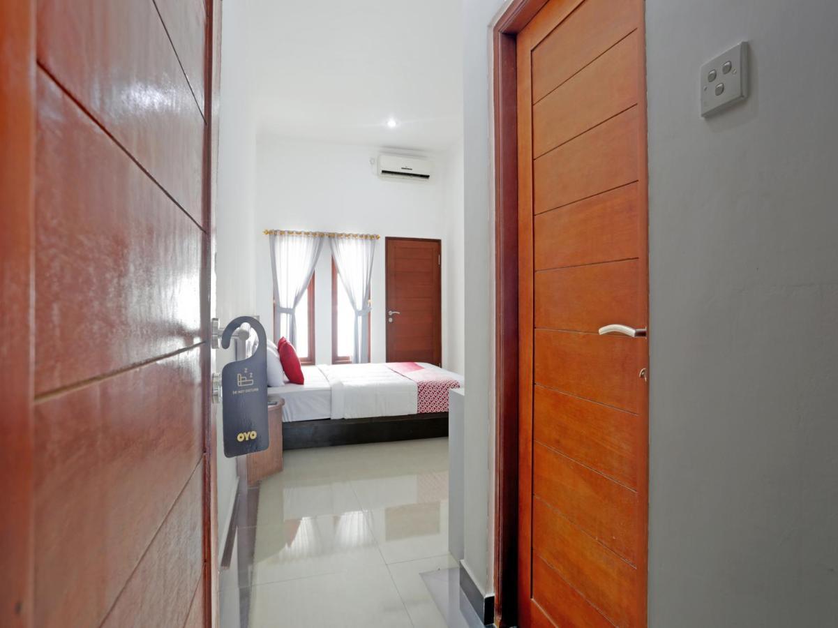 Oyo 90859 Cahaya Guest House Pesanggaran Exterior photo