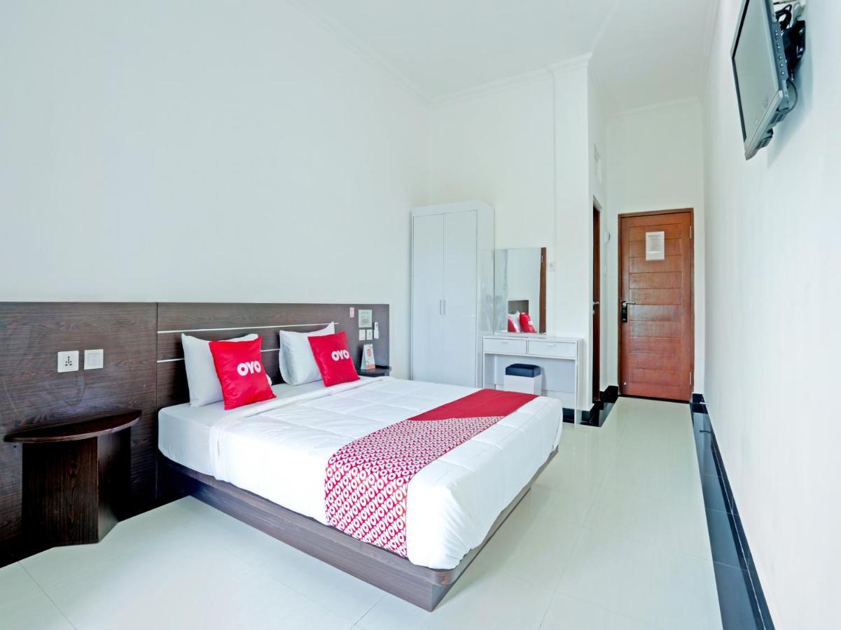 Oyo 90859 Cahaya Guest House Pesanggaran Exterior photo