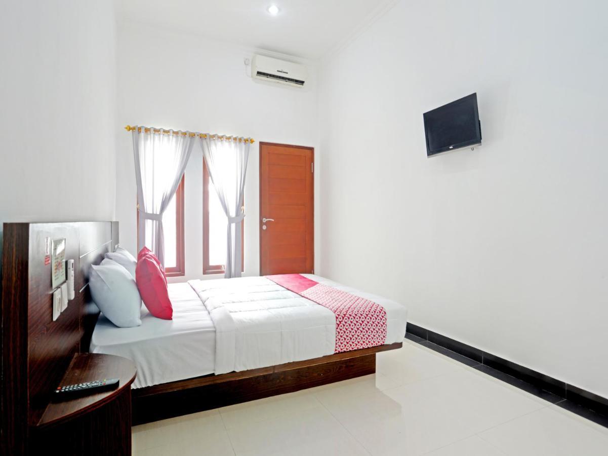 Oyo 90859 Cahaya Guest House Pesanggaran Exterior photo