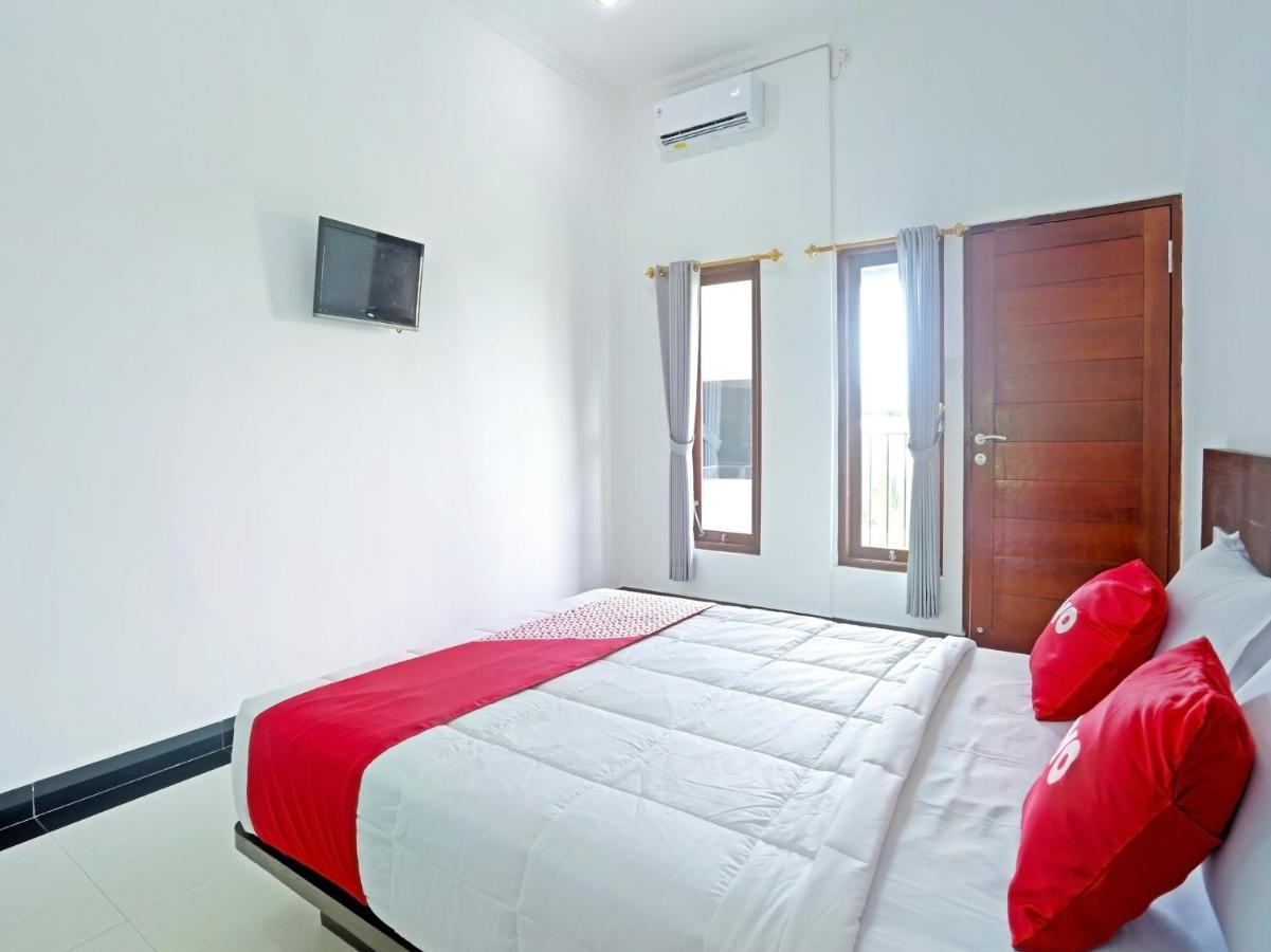 Oyo 90859 Cahaya Guest House Pesanggaran Exterior photo