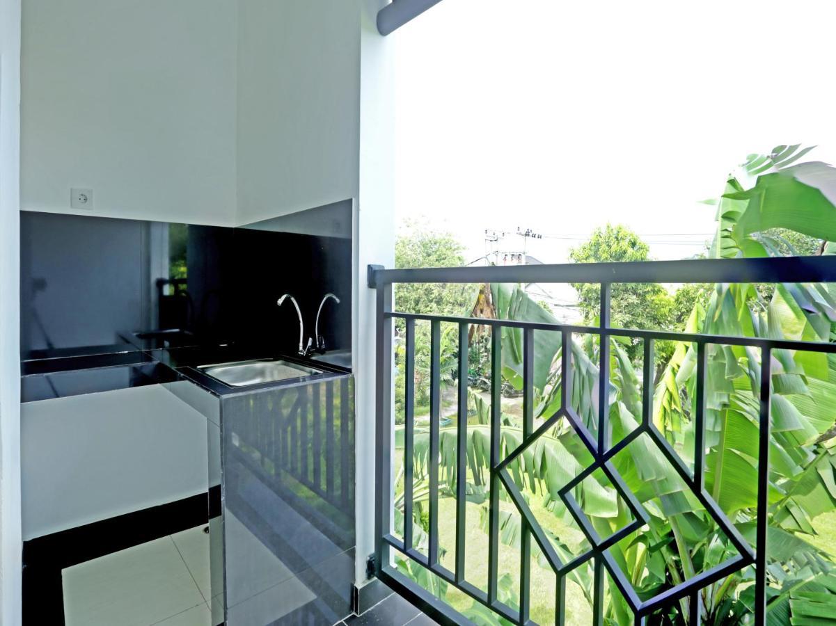 Oyo 90859 Cahaya Guest House Pesanggaran Exterior photo