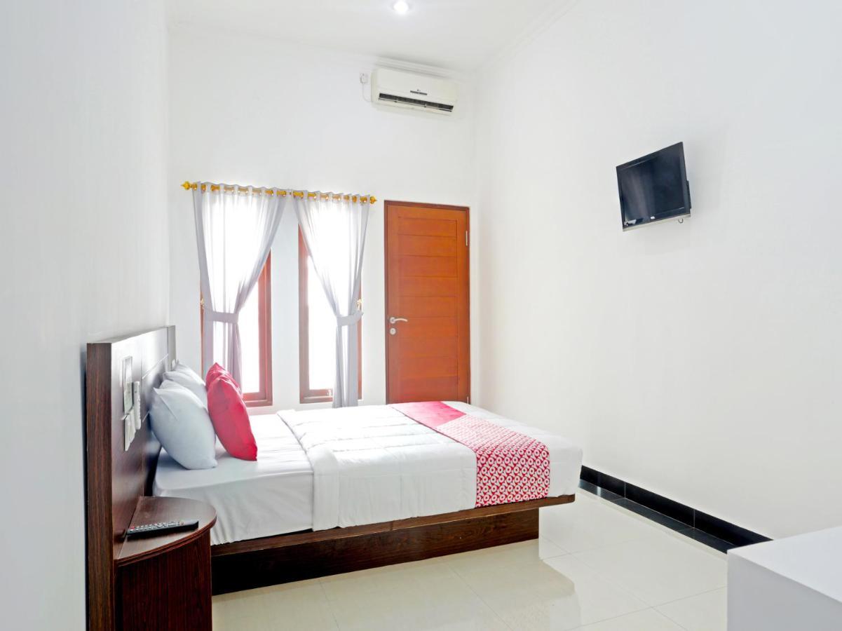 Oyo 90859 Cahaya Guest House Pesanggaran Exterior photo