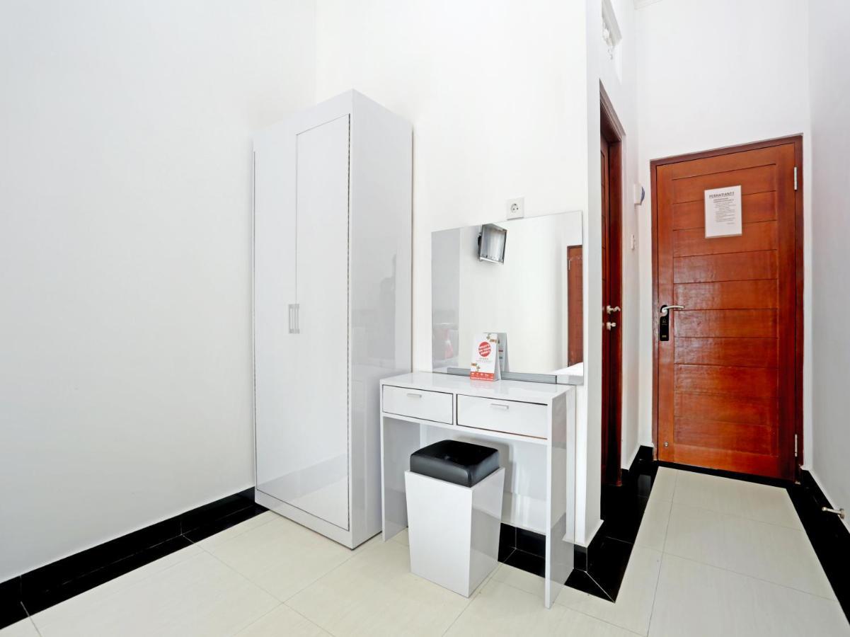 Oyo 90859 Cahaya Guest House Pesanggaran Exterior photo